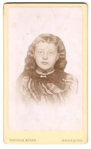 Fotografie Theodor Höhne, Magdeburg, Ullrichstrasse 18, Portrait junge Dame mit langen Haaren und Halskette