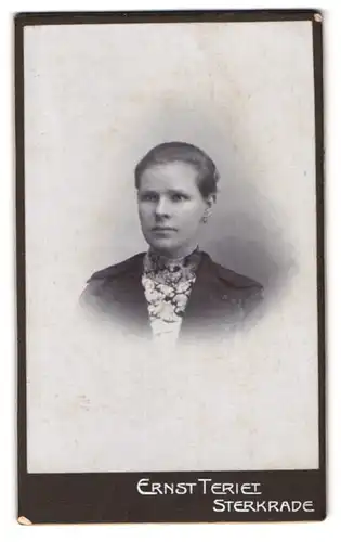 Fotografie Ernst Teriet, Sterkrade, Portrait junge Dame mit zurückgebundenem Haar