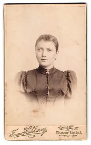 Fotografie Franz Kuhlmey, Berlin-N., Elsasserstrasse 1 u. 2, Portrait junge Dame mit zurückgebundenem Haar