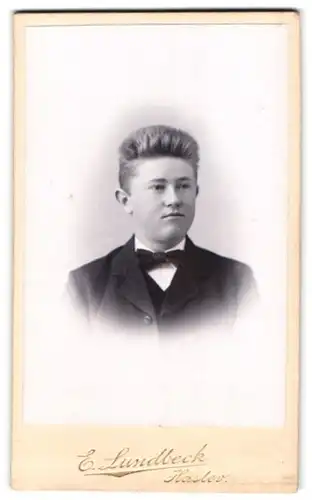 Fotografie E. Lundbeck, Haslev, Portrait junger Herr im Anzug mit Fliege