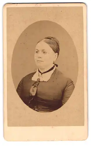Fotografie A. Rossberg, Nossen, Bahnhofstrasse, Brustportrait bürgerliche Dame mit hochgestecktem Haar