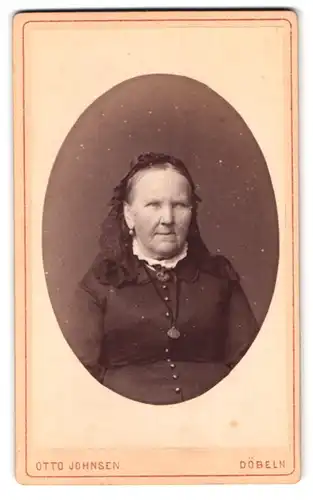 Fotografie Otto Johnsen, Döbeln, Breite Strasse 331, Brustportrait ältere Dame im Kleid mit Haube