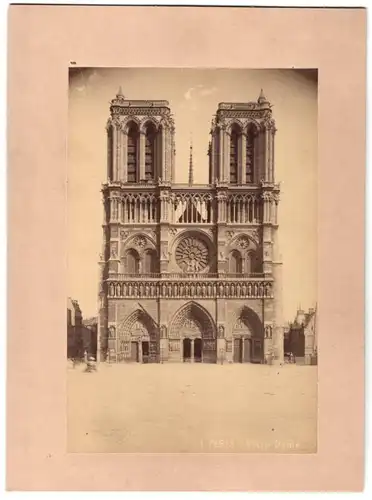 Fotografie J. Kuhn, Paris, Ansicht Paris, Notre Dame, Kathedrale mit Vorplatz, Trockenstempel: J. Kuhn, Paris