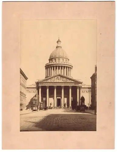 Fotografie J. Kuhn, Paris, Ansicht Paris, Pantheon, Gebäude mit Strassenansicht & Litfasssäule, Trockenstempel: J. Kuhn