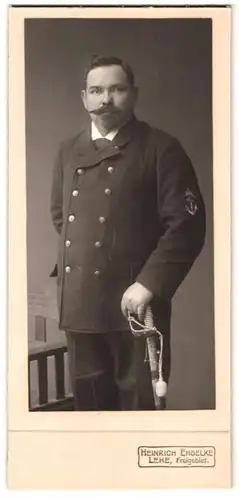 Fotografie Heinrich Engelke, Lehe, Offizier der kaiserlichen Marine in Uniform mit Säbel