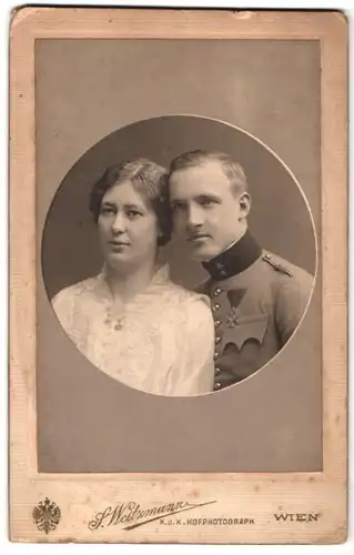 Fotografie S. Weitzmann, Wien, Calvarienbergstr. 37, K.u.k. Soldat in Uniform mit Orden nebst Dame mit Halskette