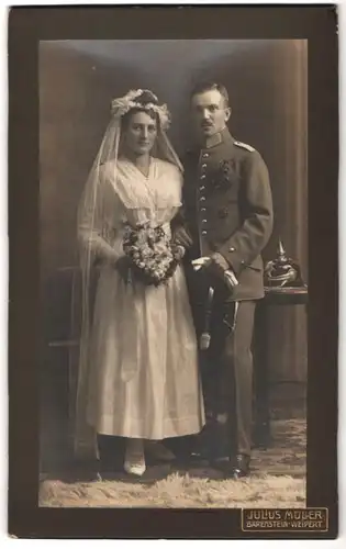 Fotografie Julius Müller, Bärenstein-Weipert, Soldat in Uniform mit Pickelhaube & Verwundeten-Abzeichen, Kriegshochzeit