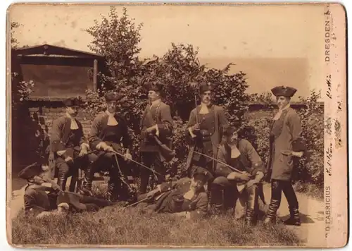 Fotografie Fabricius, Dresden, Ansicht Dresden, Männer im Soldatenkostüm zum Wettinerfest 1889