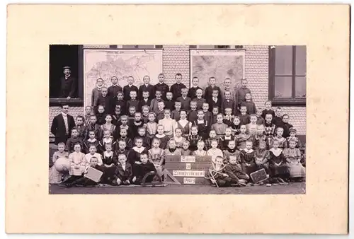 Fotografie unbekannter Fotograf, Ansicht Stumpertenrod / Hessen, Schulknaben & Mädchen nebst Lehrer am Schulgebäude 1909