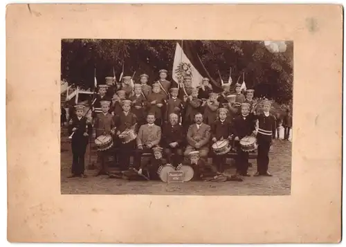 Fotografie Fotograf unbekannt, Friedland, Knaben-Militärorchester mit Fahne Preussen 1896