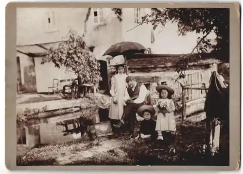 Fotografie Jos. Reiser, Gammertingen, Ansicht Gammertingen, Landschaftsmaler nebst Knabe & Mädchen vor Gehöft