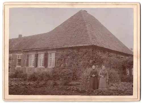 Fotografie Henrich Westermann, Nordkirchen, Ansicht Nordkirchen, betagte Damen vor Wohnhaus stehend