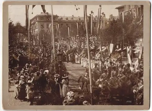 Fotografie Thiele, Mainz, Ansicht Mainz, Kaiser Wilhelm II. bei einer Parade 1898, Trockenstempel: Thiele, Mainz