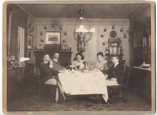 Fotografie Familie isst gemeinsam Kuchen, K.u.k. Soldat n Uniform, Dame mit Hundewelpen