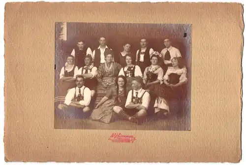 Fotografie W. Hümmer, München, Schwanthalerstr. 9, Damen - und Herren in Tracht, Trachtengruppe - Tanz, 25 x 17cm
