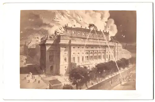 Fotografie H. Eckerta & J. Müller, Prag - Praze, Ansicht Prag, Brand des Nationaltheater's 1881, Feuerwehr mit Spritze