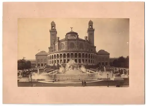 Fotografie J. Kuhn, Paris, Ansicht Paris, Palais du Trocadero, Gesamtansicht, Trockenstempel J. Kuhn, Paris