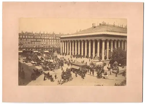 Fotografie J. Kuhn, Paris, Ansicht Paris, La Place de la Bourse, Kutschen - Droschken, Trockenstempel J. Kuhn, Paris