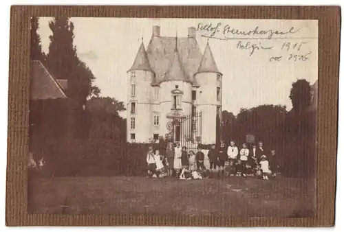 Fotografie unbekannter Fotograf, Ansicht Steenokkerzeel, Kasteel Ter Ham, Knaben & Mädchen vor Schloss Ham