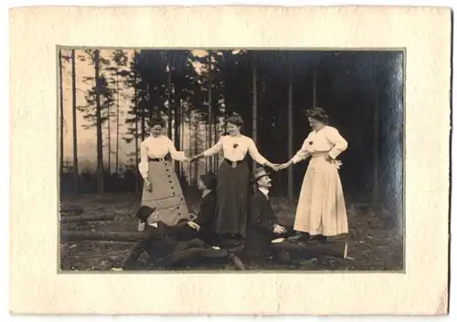 Fotografie C. Sippel, Ort unbekannt, hübsche Damen fordern Herren zum Tanz auf