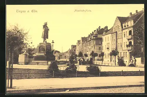 AK Torgau /Elbe, Friedrich-Platz mit Denkmal