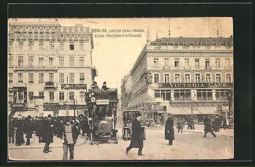 AK Berlin, Victoria Café & Geschäfte Unter den Linden Ecke Friedrich-Strasse mit Autobus