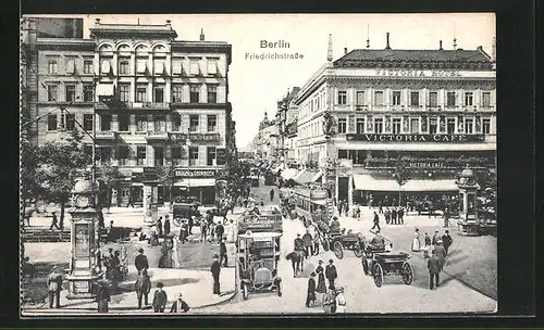 AK Berlin, Victoria Café & Geschäfte Friedrich-Strasse mit Autobus