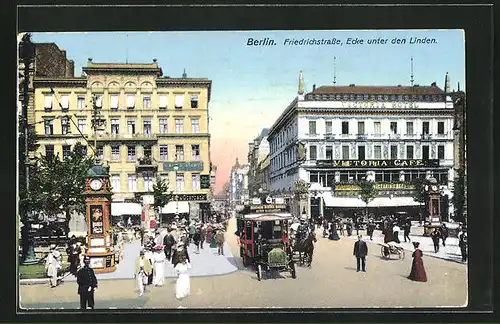 AK Berlin, Victoria Café & Geschäfte Friedrich-Strasse Ecke Unter den Linden mit Autobus