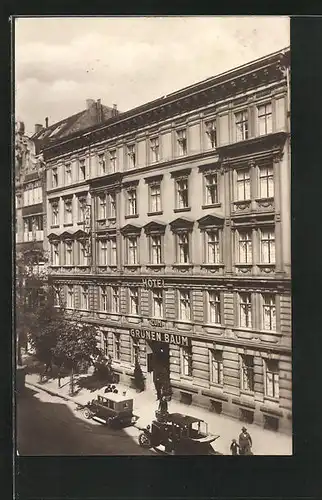 Foto-AK Berlin, Partie am Hotel zum grünen Baum in der Krausenstr. 56-58