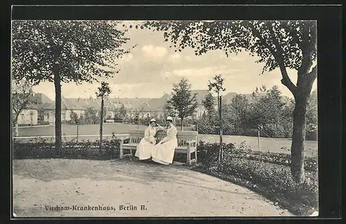 AK Berlin-Wedding, Krankenschwestern im Hof des Virchow-Krankenhaus