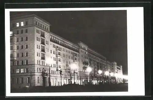 AK Berlin-Friedrichshain, Stalinallee bei Nacht