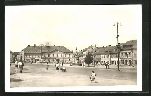AK Schluckenau / Sluknov, Marktplatz, Kind auf Dreirad