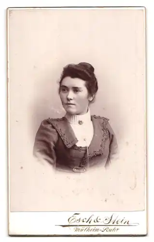 Fotografie Esch & Stein, Mülheim a.d. Ruhr, Kettenbrückstr. 13, Portrait Jugendstil Frau an einer Plattenkamera