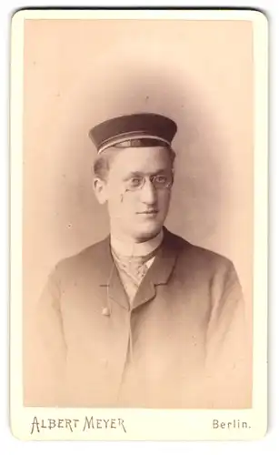 Fotografie Albert Meyer, Berlin, Alexanderstr. 45, Portrait Student im Anzug mit Tellermütze und Zwicker Brille