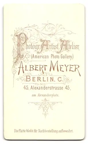 Fotografie Albert Meyer, Berlin, Alexanderstr. 45, Portrait Student im Anzug mit Tellermütze und Zwicker Brille