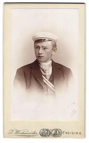 Fotografie J. Werkmeister, Freising, Amtsgerichtsstr. 445, Portrait junger Student im Anzug mit Couleur und Schirmmütze