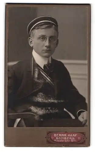 Fotografie Bernh. Haaf, Bamberg, Kleberstr. 1, Portrait junger Student im Anzug mit Couleur und Biertönnchen