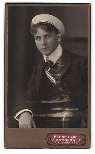 Fotografie Bernh. Haaf, Bamberg, Kleberstr. 1, Portrait Student mit Tellermütze und Couleur im Anzug