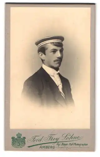 Fotografie Ferd. Frey Söhne, Amberg, Portrait Student mit Tellermütze im Anzug und Moustache