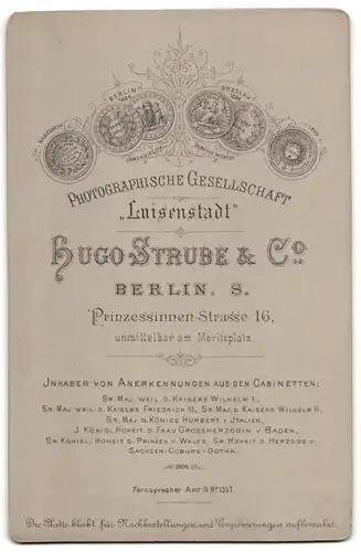 Fotografie Hugo Strube & Co., Berlin, Prinzessinnenstr. 16, Portrait Ehepaar im schwarzen Kleid und Anzug mit Zylinder