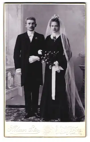 Fotografie Hilmer Een, Norrköping, Portrait Hochzeitspaar im schwarzen Kleid und Anzug mit weissem Schleier