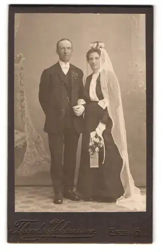Fotografie Theodor Johansson, Eksjö, Portrait Ehepaar im schwarzen Kleid und Anzug