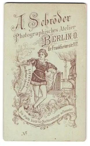 Fotografie A. Schröder, Berlin, Gr. Frankfurterstr. 117, Knabe mit Banner lehnt an einer grossen Plattenkamera