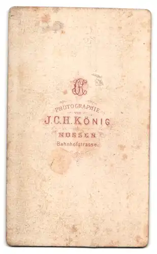 Fotografie J. C. H. König, Nossen, Bahnhofstrasse, Portrait halbwüchsiger Knabe im Anzug