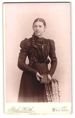 Fotografie Rich. Huth, Bautzen, Gickelsberg & Schülergasse, Portrait junge Dame im Kleid mit Kreuzkette und Buch