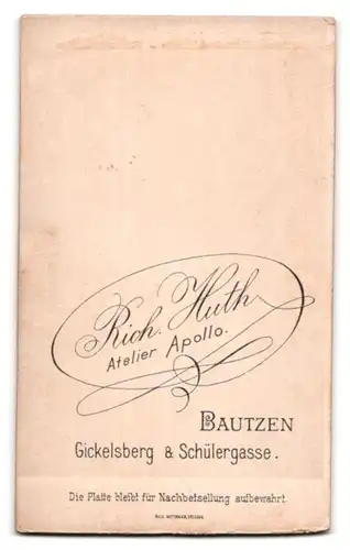 Fotografie Rich. Huth, Bautzen, Gickelsberg & Schülergasse, Portrait junge Dame im Kleid mit Kreuzkette und Buch