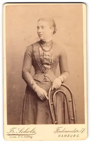 Fotografie Fr. Scholz, Hamburg, Ferdinandstrasse 57, Portrait junge Dame in hübscher Kleidung