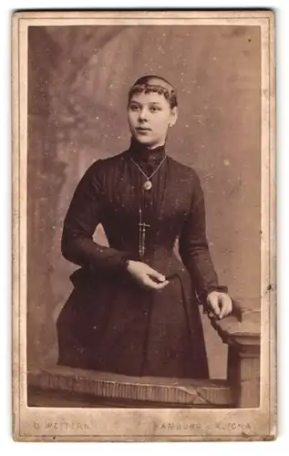 Fotografie D. Wettern, Hamburg-Altona, Schulterblatt 59, Portrait junge Dame in zeitgenössischer Kleidung