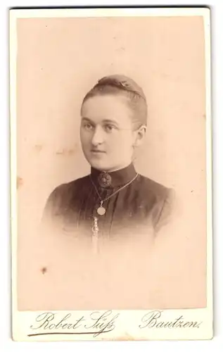 Fotografie Robert Süss, Bautzen, Tuchmachergasse 20, Portrait junge Dame mit Kragenbrosche und Medaillon