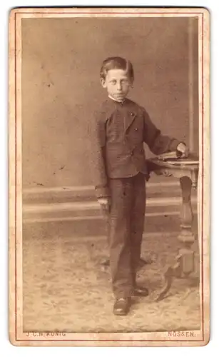 Fotografie J. C. H. König, Nossen, Bahnhofstrasse, Portrait halbwüchsiger Knabe im Anzug